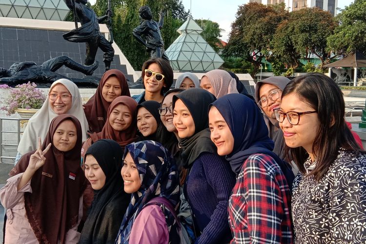 Iqbaal Ramadhan berpose bersama para remaja di Tugu Pahlawan Surabaya, Jawa Timur, Kamis (8/8/2019).