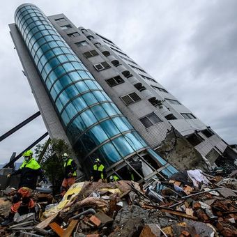 Gedung Yun Tsui roboh dan miring akibat diguncang gempa, di kota Hualien, Taiwan, pada 6 Februari 2018. (AFP/Anthony Wallace)