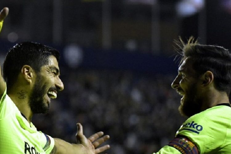 Luis Suarez merayakan golnya bersama Lionel Messi pada pertandingan Levante vs Barcelona di Stadion Ciutat de Valencia dalam lanjutan La Liga Spanyol, 16 Desember 2018. 