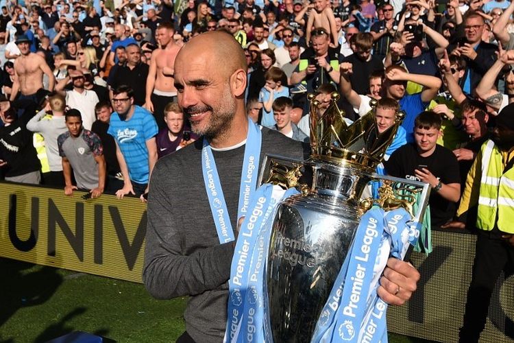 Pep Guardiola mengangkat trofi Premier League seusai Manchester City memastikan diri menjadi juara Liga Inggris pada laga versus Brighton & Hove Albion di Stadion American Express Community, 12 Mei 2019. 