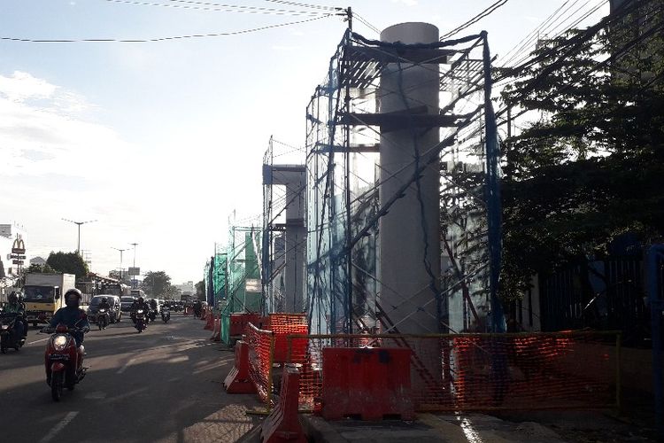 Proses pembangunan jembatan penghubung atau skybride yang menghubungkan Stasiun LRT Velodrome dan Halte Transjakarta Pemuda di Rawamangun, Kamis (2/5/2019).