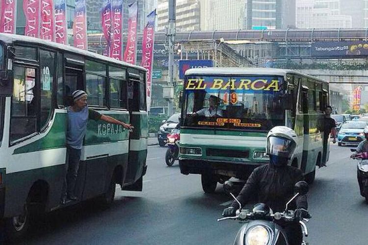 Sejumlah Kopaja berebut penumpang di kawasan Thamrin, Jakarta Pusat pada Kamis (25/6/2015) sore.