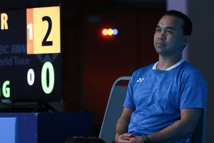 Rionny Mainaky mengamati pertandingan pebulu tangkis Indonesia di Malaysia Open 2019, 4 April 2019. 