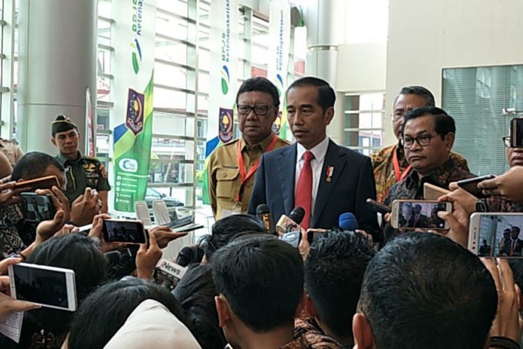 Presiden Jokowi usai menghadiri menghadiri Rapat Koordinasi Nasional (Rakornas) Program Pembinaan Penyelenggaraan Pemerintahan Desa Pusat dan Daerah Tahun 2018, di Jakarta Internasional Expo, Kemayoran, Jakarta, Senin (14/5/2018) pagi.
