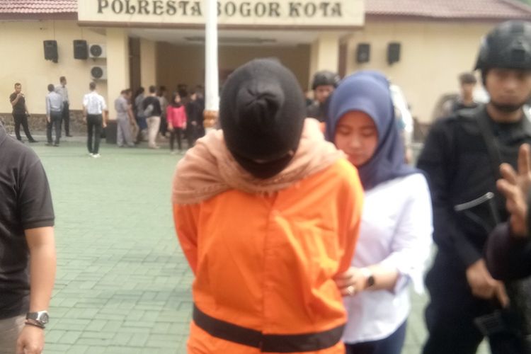 ZU (20), tersangka pembunuh anak tirinya berinisial SU (4) saat digelandang di Mapolres Bogor Kota, Kamis (19/9/2019).