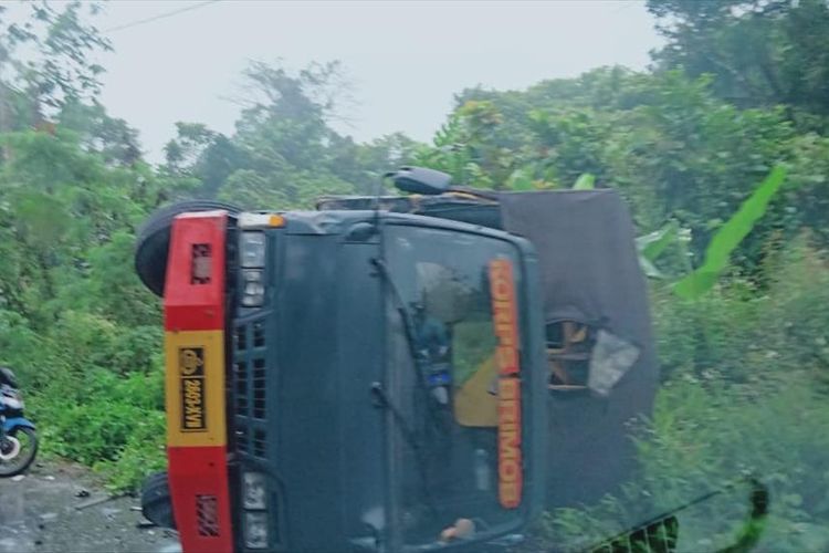 Truk Brimob yang terbalik setelah terlibat tabrakan dengan mobil Avanza, Selasa (13/8/2019).