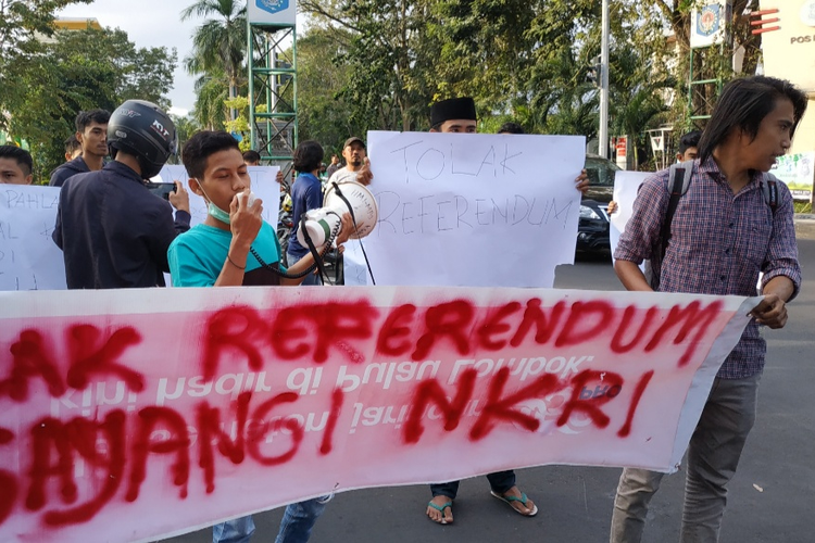 Sejumlah pemuda dan mahasiswa yang tergabung dalam Pemuda Peduli Indonedia (PAPI), Jumat sore (31/5/2019) berunjuk rasa menolak seruan Referendum Aceh, di Simpang Empat Bank Indonesia, di Mataram.