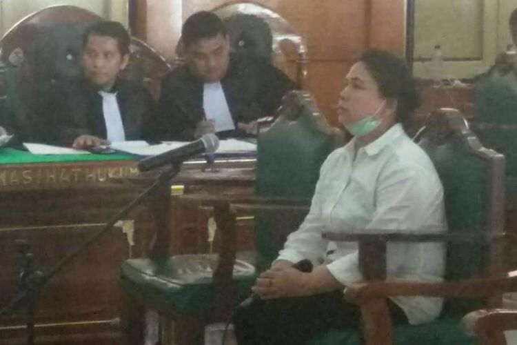 Sisi Meiliana (43), warga Jalan Karya, Kota Tanjungbalai, Sumatera Utara saat bersidang di Pengadilan Negeri (PN) Medan, Selasa (24/7/2018)