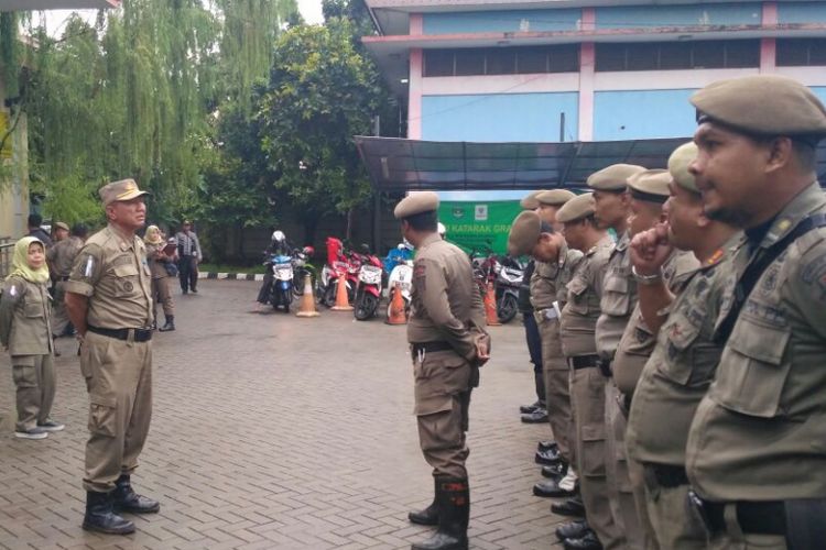 Satpol PP disiagakan untuk menjaga keamanan dan ketertiban Natal dan Tahun Baru di Jakarta Timur, Rabu (20/12/2017)