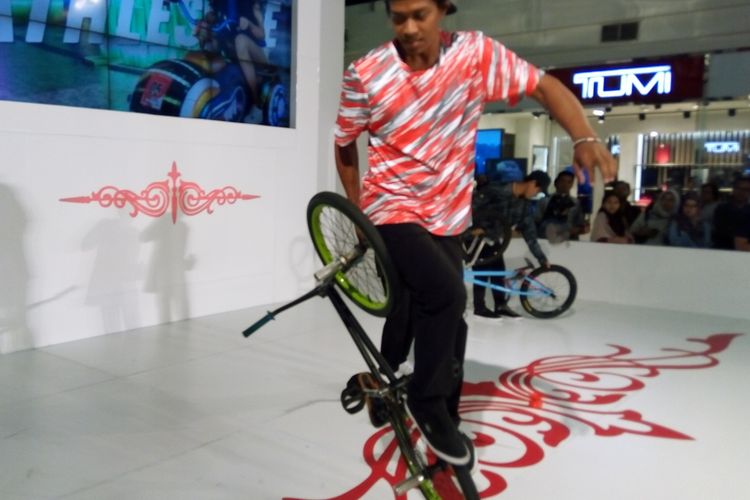 Atlet BMX Freestyle Januar Susanto alias Botay Agata memeragakan kepiawaiannya di atas sepeda BMX pada Sabru (17/8/2019). Di Asia Tenggara, BMX pertama kali dilombakan pada SEA Games 2011.