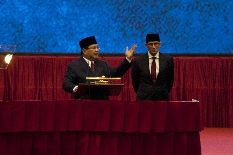 Calon Presiden nomor urut 02 Prabowo Subianto (kiri) didampingi calon Wakil Presiden Sandiaga Uno (kanan) menyampaikan pidato kebangsaan di Jakarta Convention Center, Jakarta, Senin (14/1/2019). Prabowo-Sandiaga menyampaikan pidato kebangsaan dengan tema Indonesia Menang yang merupakan tagline visi dan misinya. ANTARA FOTO/Galih Pradipta/ama