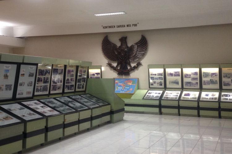 Pengunjung dapat menikmati 74 diorama dan koleksi benda-benda bersejarah di Museum Satria Mandala, Jakarta, Selasa (4/10/2017)