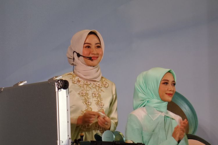 Makeup Artist Alyssa Hawadi ketika mendemonstrasikan Makeup Look Glow dalam acara peluncuran Wardah New Exclusive Series di kawasan Kebayoran Baru, Jakarta Selatan, Selasa (13/8/2019).