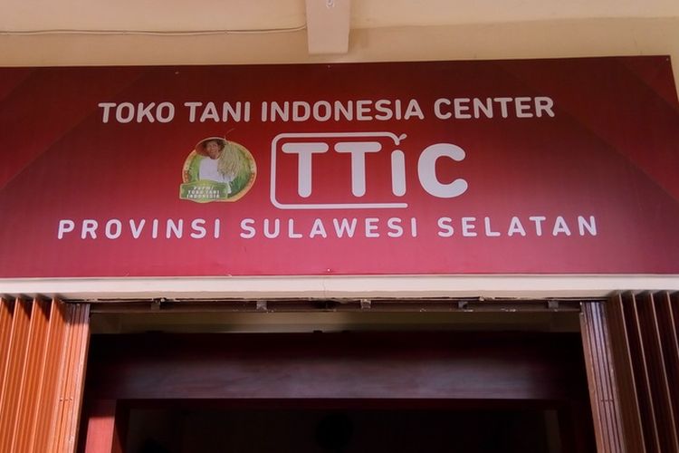 Papan nama Toko Tani Indonesia Center (TTIC) di jalan Sam Ratulangi, Kota Makassar, Sulawesi Selatan. Menurut Kepala Badan Ketahanan Pangan Kementan Agung Hendriadi, TTIC akan makin berkembang menjadi poros e-commerce produk pertanian secara nasional. Foto diambil pada Selasa (14/11/2017)
