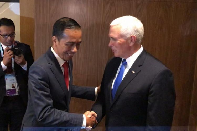 Presiden Joko Widodo saat pertemuan bilateral dengan Wakil Presiden Amerika Serikat Michael Robert Pence di sela KTT ke-33 ASEAN di Singapura, Rabu (14/11/2018).