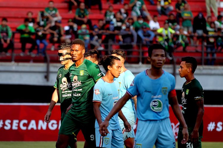 Pemain asing Persebaya Surabaya, Amido Balde (tengah) saat pekan ke 6 Liga 1 2019 melawan Persela Lamongan yang berakhir dengan skor 3-2 di Stadion Gelora Bung Tomo, Surabaya, Jawa Timur, Senin (01/07/2019) sore. 