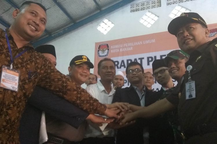 Usai rapat pleno rekapitulasi suara pemilu, timses 01, timses 02, berjabat tangan bersama Ketua KPU, Kapolres Banjar, Kepala Kejaksaan Banjar. Kedua timses sepakat menerima hasil rapat pleno yang digelar di Gudang Logistik KPUD Kota Banjar, Jalan Tanjungsukur, Selasa sore (30/4/2019).