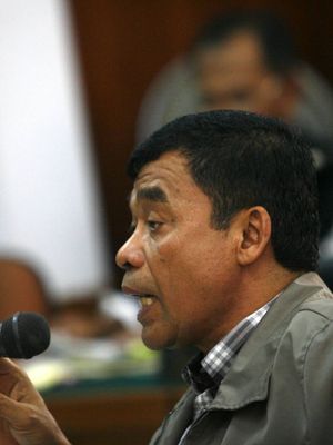 Terdakwa mantan Deputi V Badan Intelijen Negara Muchdi Purwopranjono menjawab pertanyaan jaksa penuntut umum dalam sidang perkara pembunuhan berencana terhadap aktivis hak asasi manusia, Munir, di Pengadilan Negeri Jakarta Selatan, Selasa (18/11/2006).