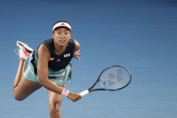 Petenis Jepang, Naomi Osaka, melakukan servis saat melawan petenis Ceko, Karolina Pliskova, dalam semifinal Australian Open 2019 di Melbourne, Kamis (24/1/2019).
