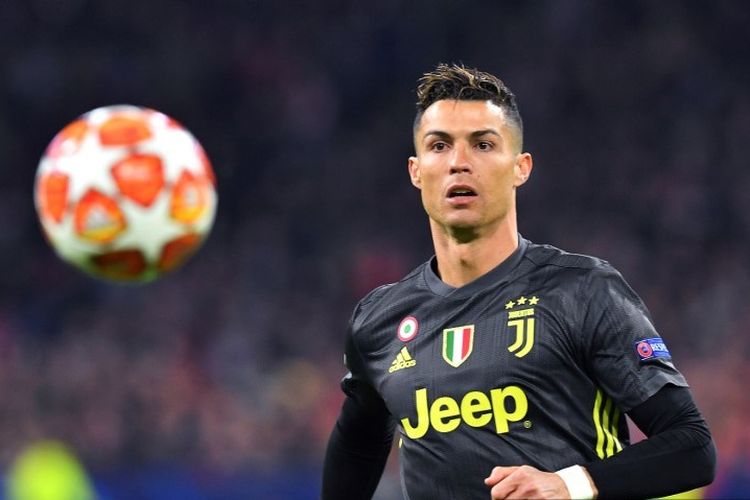 Cristiano Ronaldo tengah mengejar bola pada pertandingan Ajax Amsterdam vs Juventus di Johan Cruijff Arena dalam perempat final Liga Champions, 10 April 2019. 