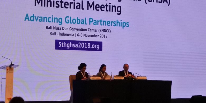 Menteri Koordinator Bidang Pembangunan Manusia dan Kebudayaan Puan Maharani (tengah), Menteri Kesehatan Nila F. Moeloek (kiri), dan Jenderal Menteri Kesehatan Italia Guiseppe Ruocco (kanan) membuka forum Global Health Security Agenda (GHSA) di Nusa Dua, Bali, Selasa (6/11/2018)
