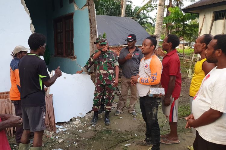 Dandim 1712/Sarmi Letkol Inf Lamberth Jerry Mailoa sedang meninjau salah satu rumah di Kampung Togonfo Distrik Tor Atas, Kabupaten Sarmi, Papua, yang terdampak gempa bumi berkekuatan 6,3 SR pada Kamis (20/6/2019) dini hari.