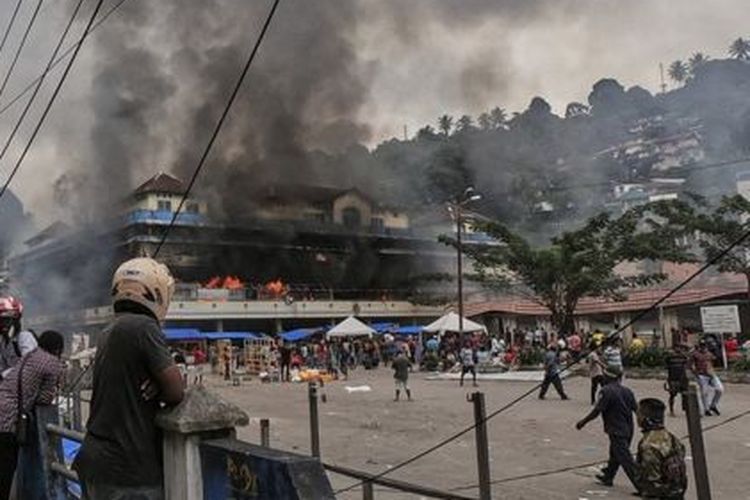 Pembakaran pasar Thumburuni di Fakfak, Papua Barat, sesudah unjuk rasa berubah menjadi kerusuhan yang meluas. 