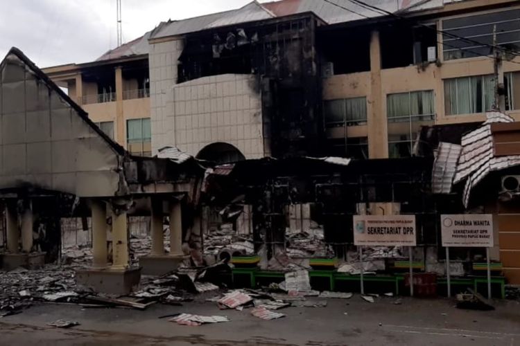 Kantor DPRD Papua Barat pasca-dibakar massa pada Senin (18/8/2019) kemarin.(KOMPAS.com/ BUDY SETIAWAN)
 