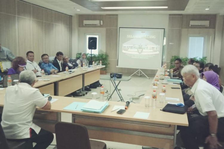 Suasana rapat koordinasi penyelesaian permasalahan terkait pengelolaan air bersih yang difasilitasi oleh Kementerian Koordinator Politik Hukum dan HAM (Kemenkopolhukam) di Hotel Izi, Bogor, Jawa Barat, Senin (17/6/2019). 