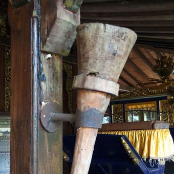 Obor atau oncor yang terbuat dari kayu, terpasang di sejumlah tiang bagian teras pendopo Rumah Joglo Saridin di Kendal, Jateng. Oncor adalah salah satu alat penerangan tradisional sebelum diketemukannya listrik.