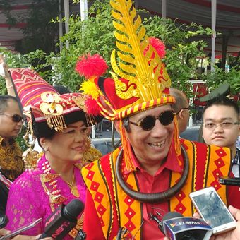 Menteri Hukum dan HAM Yasonna H Laoly mengenakan pakaian adat Nias saat menghadiri upacara peringatan HUT RI ke-72 di Istana, Kamis (17/8/2017).