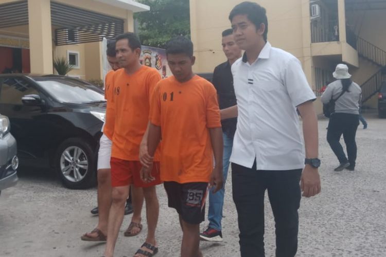 Ketiga pelaku penipuan penyedia jasa cor beton fiktif melalui blogger ketika berada di Polda Sumatera Selatan, Kamis (20/9/2018). Mereka ditangkap saat berada di tempat persembunyiannya di salah satu ruko jalan  Tekno Widia, BSD, Tangerang Selatan, Banten.
