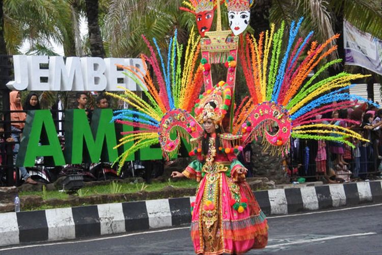 Peserta mengikuti Wonderful Artchipelago Carnival Indonesia (WACI) dalam rangkaian Jember Fashion Carnaval di Jember, Jawa Timur, Sabtu (11/8/2018). WACI merupakan karnaval yang diikuti sejumlah provinsi di Indonesia mengangkat keberagaman dan kekayaan nusantara serta mempromosikan pariwisata masing-masing daerah.