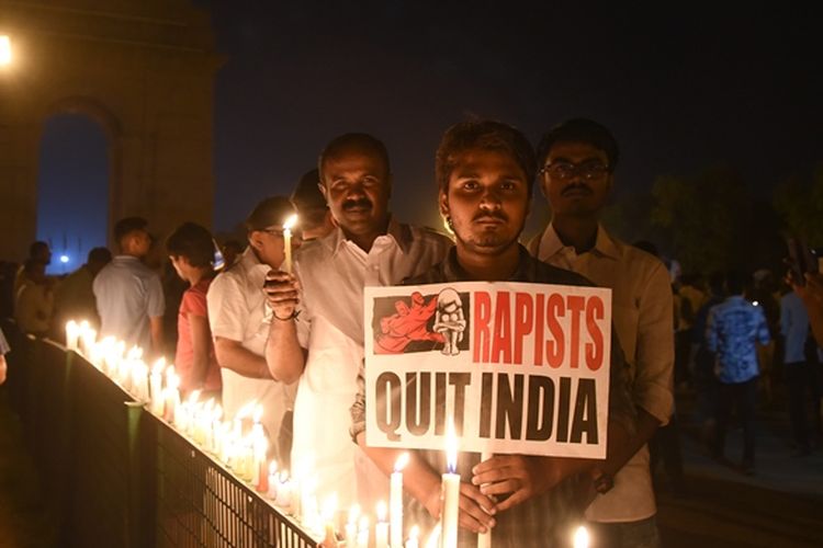 Peserta demonstrasi berkumpul di monumen Gerbang India pada Kamis (12/4/2018) malam dan menyalakan lilis sebagai protes terhadap kasus pemerkosaan dan pembunuhan seorang gadis berusia 8 tahun oleh sekelompok pria.
