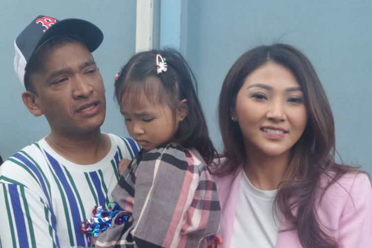 Ruben Onsu bersama istrinya Sarwenda Tan dan anaknya, Thalia Putri Onsu, di Gedung Trans, Mampang Prapatan, Jakarta Selatan, Rabu (15/8/2018).