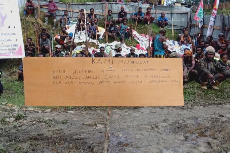 Masyarakat dari Distrik Agisiga, Kabupaten Intan Jaya, Papua, berunjuk rasa di Kantor Bawaslu Intan Jaya untuk meminta hasil rekapitulasi suara di tempat mereka dikembalikan seperti semula karena ada kecurigaan petugas PPD setempat melakukan kecurangan, Jumat (3/5/219).
