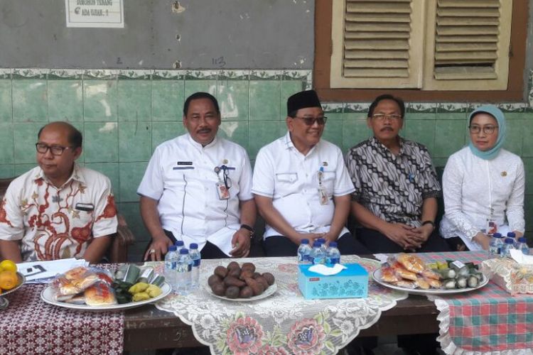 DPRD DKI dan Pemprov DKI bertemu dengan warga yang bermukim di gedung SMPN 22 Pinangsia, Jakarta Barat, Kamis (3/8/2017).