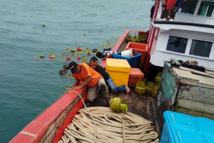 Kapal nelayan dikerahkan untuk mengumpulkan seratusan tabung gas yang berserakan di lautan karena kapal pengangkut tabung gas ini tenggelam di perairan Lampulo Banda Aceh. Dua awak kapal pengangkut gas berhasil selamat dalam insden tenggelam kapal tersebut.