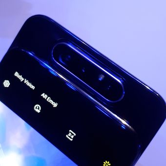 Galaxy A80 memiliki tiga kamera yang bisa berputar sehingga berfungsi sebagai kamera belakang sekaligus kamera depan.