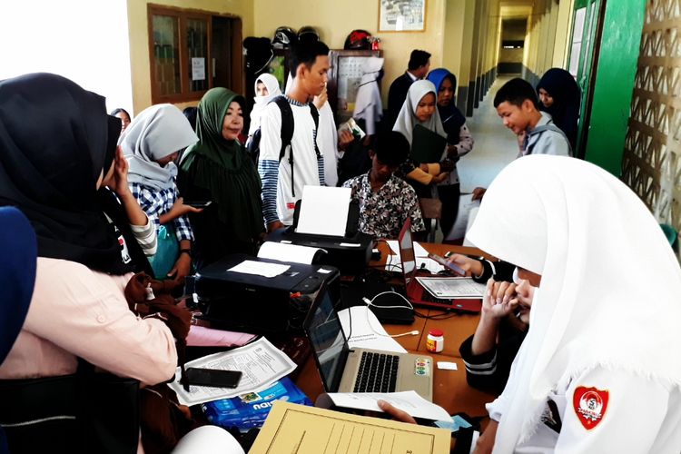 Pendaftaran PPDB sistem online di SMK Negeri 1 Kota Palopo,  terkendala dengan jaringan internet, Senin (24/06/2019)
