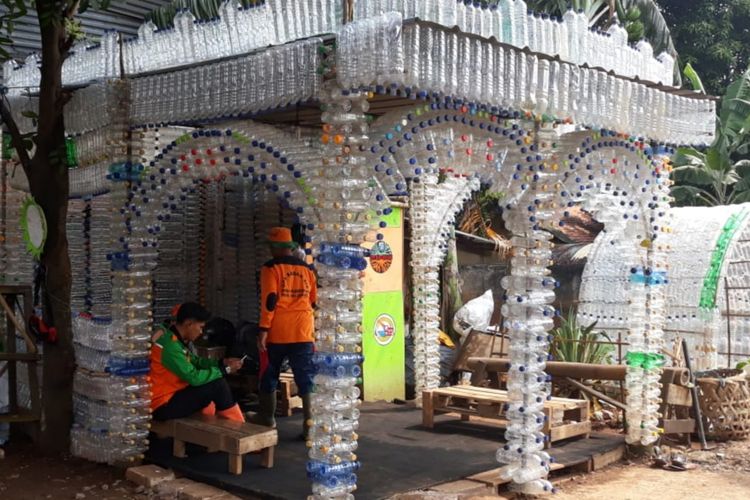 Rumah plastik Pos Gerojokan, Pekayon, Pasar Rebo, Jakarta Timur yang dibentuk oleh UPK Badan Air Dinas Lingkungan Hidup DKI Jakarta 