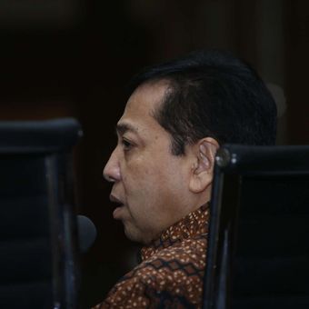 Ketua DPR Setya Novanto saat bersaksi di persidangan kasus dugaan korupsi e-KTP, di Pengadilan Tipikor Jakarta, Jumat (3/11/2017). Hari ini, Novanto hadir menjadi saksi untuk terdakwa pengusaha Andi Agustinus alias Andi Narogong