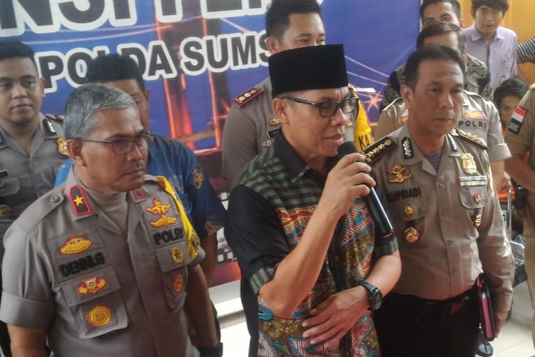 Kapolda Sumatera Selatan Irjen Pol Zulkarnain Adinegara memberikan keterangan pers terkait ungkap kasus pembunuhan calon pendeta inisial MZ (29/3/2019).