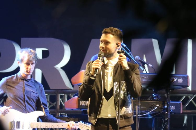 Calum Scott beraksi di panggung Prambanan Jazz hari pertama yang di gelar di Kompleks Candi Prambanan, Yogyakarta pada Jumat (5/7/2019).