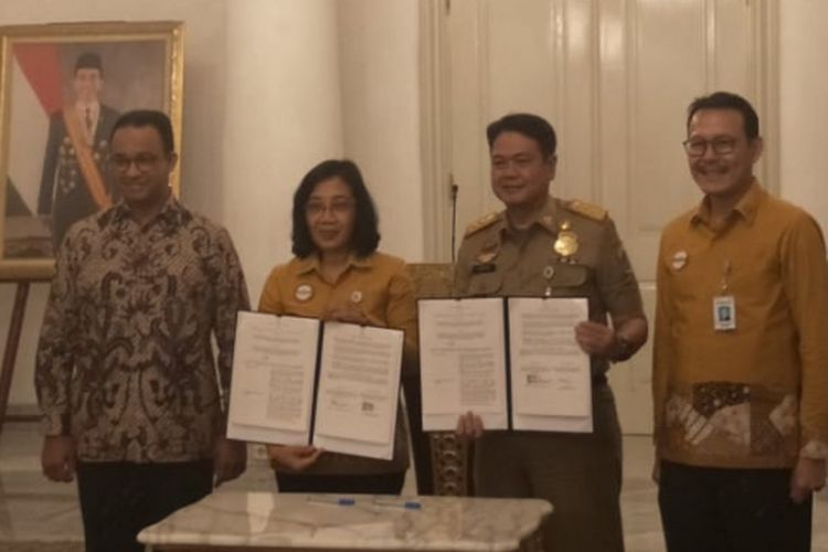 Pemerintah Provinsi DKI Jakarta menandatangani perjanjian kerja sama dengan BPJS Kesehatan Kedeputian Wilayah Jabodetabek tentang perluasan cakupan kepesertaan BPJS Kesehatan pada badan usaha di Balai Kota DKI Jakarta, Jumat (21/12/2018).