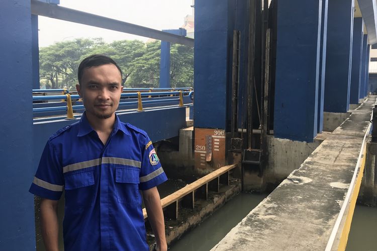 Triono salah satu Penjaga Pintu Air Marina, ditemui Kompas.com, Rabu (10/4/2019). Penjaga pintu air ibarat garda terdepan dalam melakukan pencegahan dan penanggulangan banjir di DKI Jakarta. 