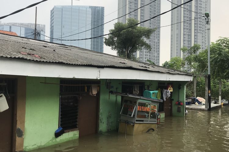 Banjir masih menggenangi rumah warga di RT 07 RW 01 Kelurahan Kembangan Utara, Jakarta Barat, Minggu (28/4/2019). Genangan air merendam rumah warga hingga 100 sentimeter siang ini karena imbas luapan air di Kali Angke. 
