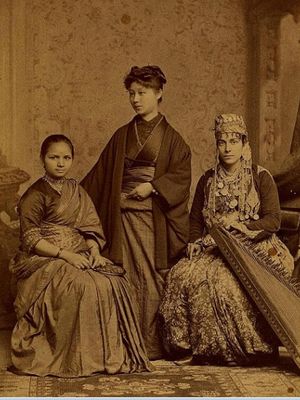 Anandi Joshei lulus dari Womans Medical College of Pennsylvania pada 1886. Dalam foto ini, dia berpose dengan Kei Okami (tengah) dan Tabat Islambooly (kanan). (Wikipedia)