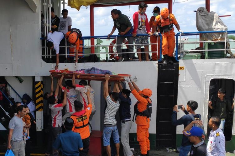 Tim SAR tengah mengevakuasi jasad seorang pemudik yang tewas terjatuh di atas kapal. Jumat, (31/5/2019).