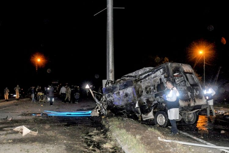 Kondisi bus yang membawa puluhan migran setelah mengalami kecelakaan di Igdir, Turki, Kamis (29/3/2018) malam.
